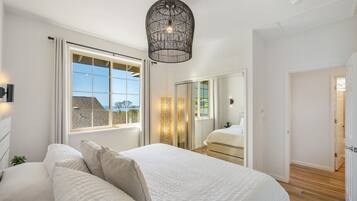 4 bedrooms, desk, iron/ironing board, travel crib