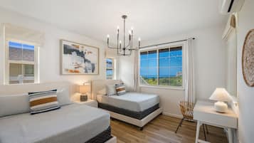 4 habitaciones, escritorio y tabla de planchar con plancha