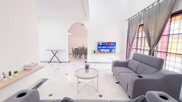 Casa familiar, 5 habitaciones | Área de sala de estar