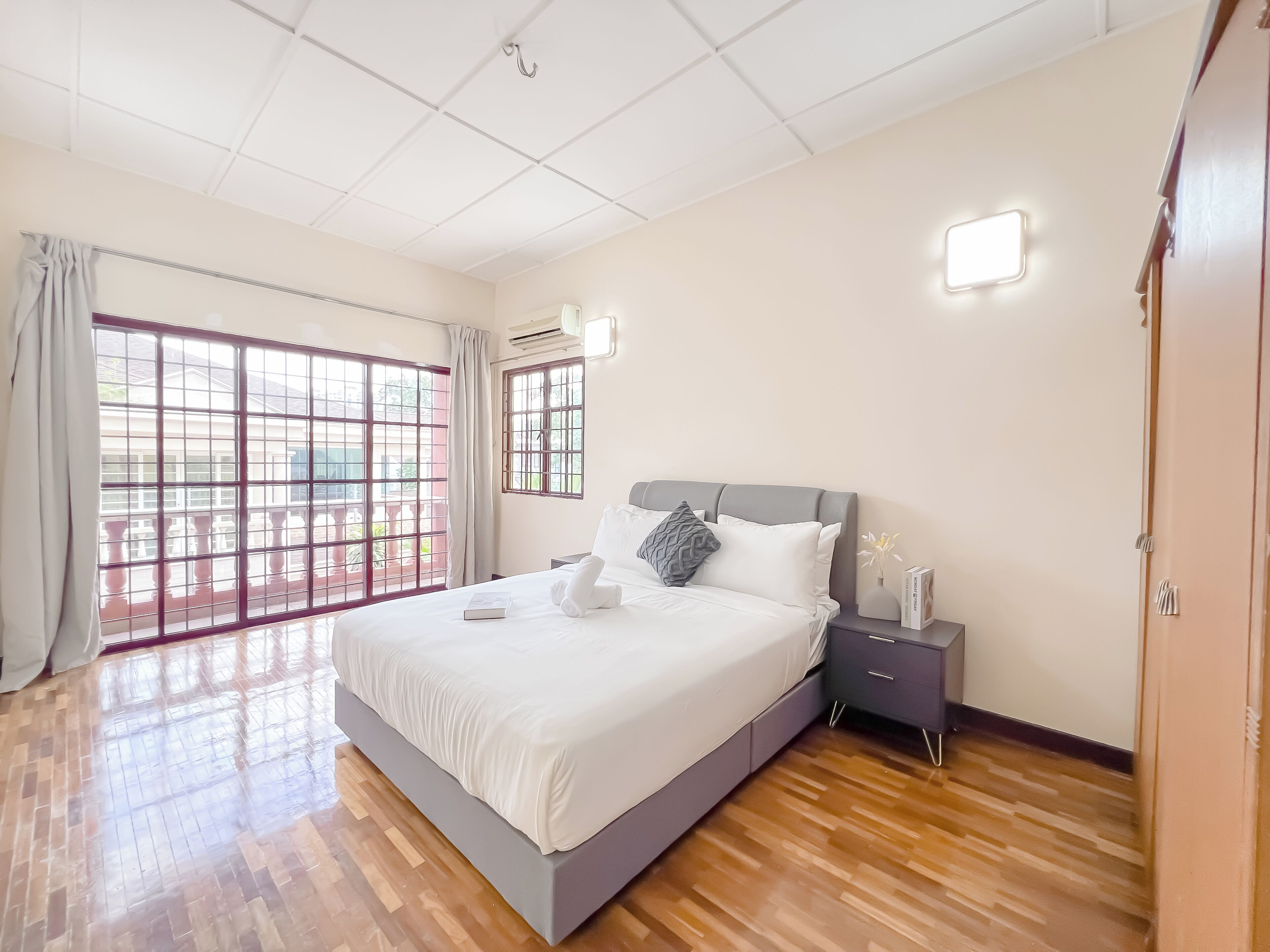 5 bedrooms, iron/ironing board, free WiFi