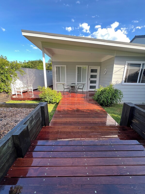 Outdoor dining - Coastal hideaway near beach (Wamberal)
