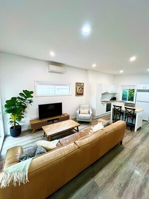 Smart TV - Coastal hideaway near beach (Wamberal)