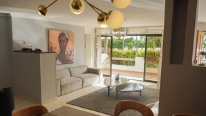 Ein modernes Wohnzimmer mit einer Couch, einem Couchtisch und einem Essbereich.