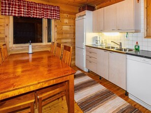 Fridge, microwave, dishwasher, cookware/dishes/utensils - Villa kunteus by Interhome (Raattama)