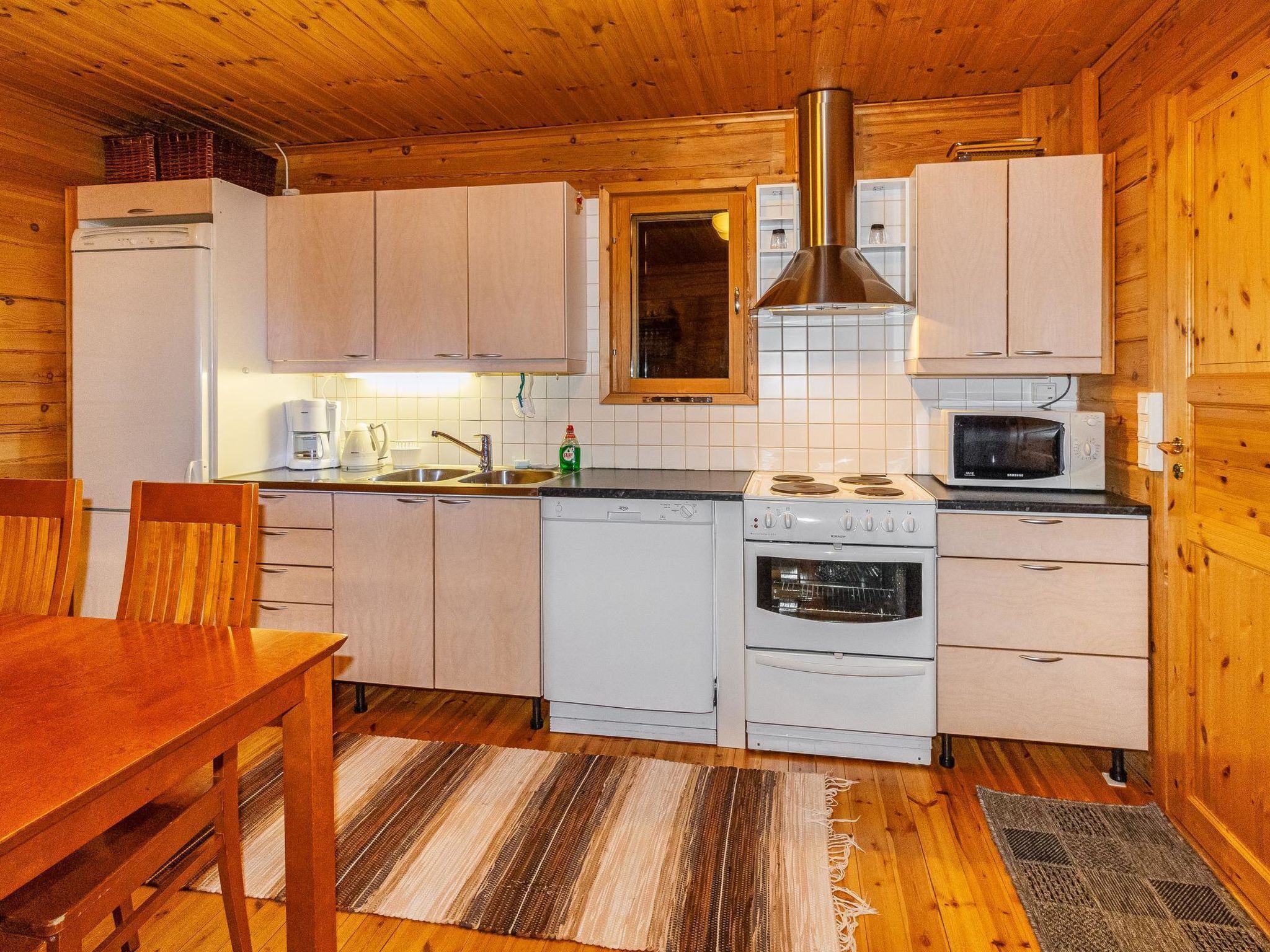 Kjøleskap, mikrobølgeovn, oppvaskmaskin og kjøkkenutstyr