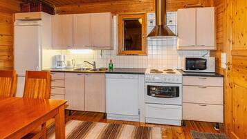 Een koelkast, een microgolfoven, een vaatwasser