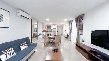 Apartment, 3 Bedrooms | Ruang tamu | 40 inci televisyen skrin rata dengan kabel