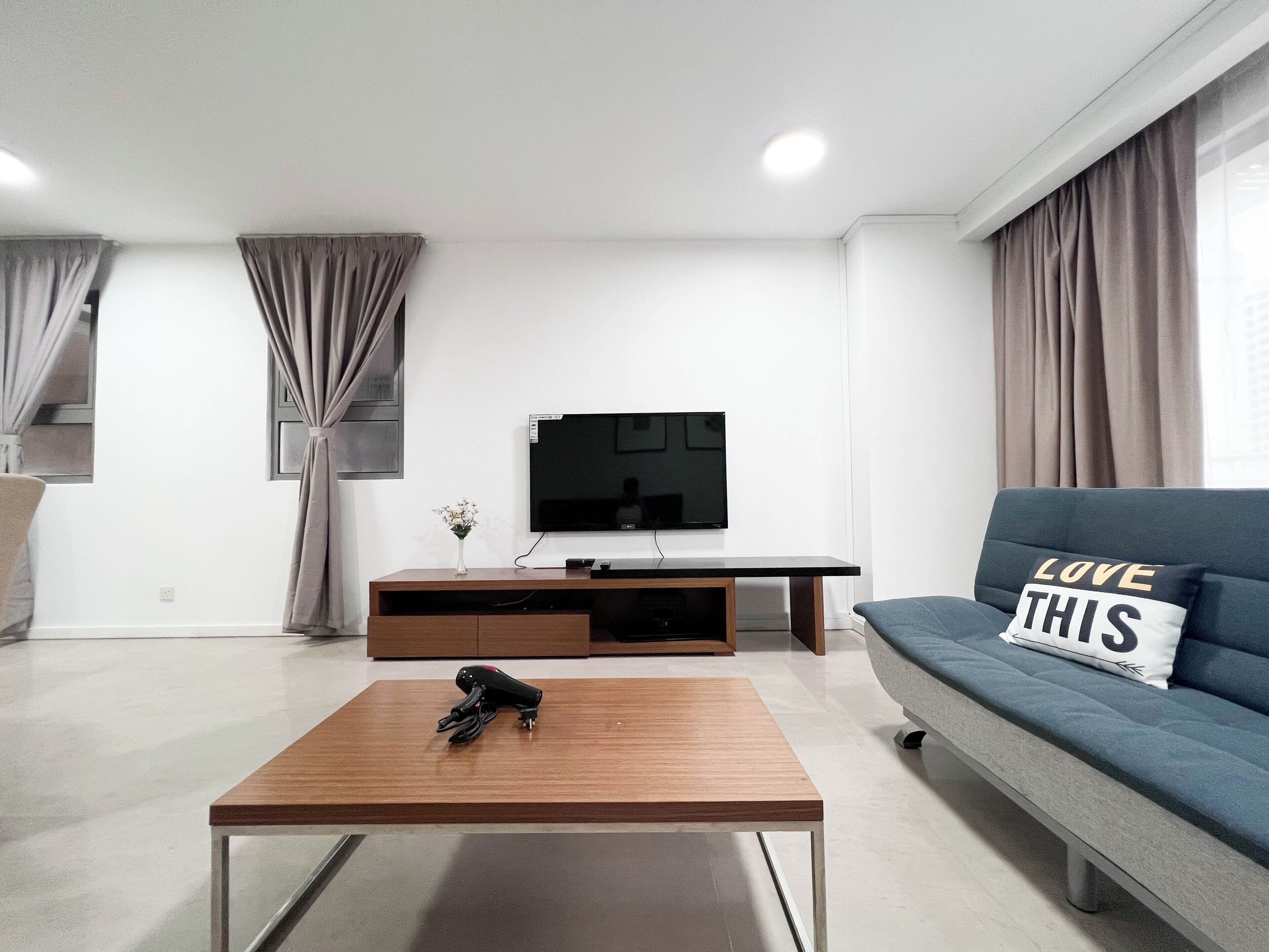 Apartment, 3 Bedrooms | Ruang tamu | 40 inci televisyen skrin rata dengan kabel 