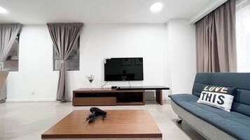 Apartment, 3 Bedrooms | Ruang tamu | 40 inci televisyen skrin rata dengan kabel