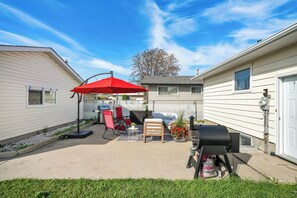 Terrace/patio - Family Game Escape: Pet-Friendly, Arcade & Coffee Bar, 15 Min to Downtown (Edmonton)