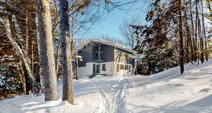 Ski-in/ski out your back door townhouse w/ seasonal pool & tennis court