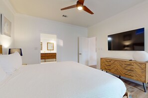 4 bedrooms, iron/ironing board, internet, bed sheets
