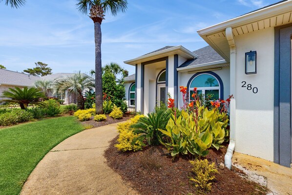 Exterior detail - Gorgeous home with private pool and lots of outdoor space (Miramar Beach)