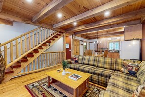 Tv, eldstad och böcker