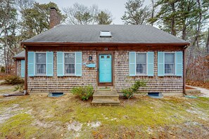 Exterior - Quiet home with sunroom, deck, W/D, AC, & quick access to beach (Wellfleet)