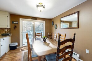 Dining - Mountain home near shops, hiking, skiing, restaurants & brewery (North Conway)