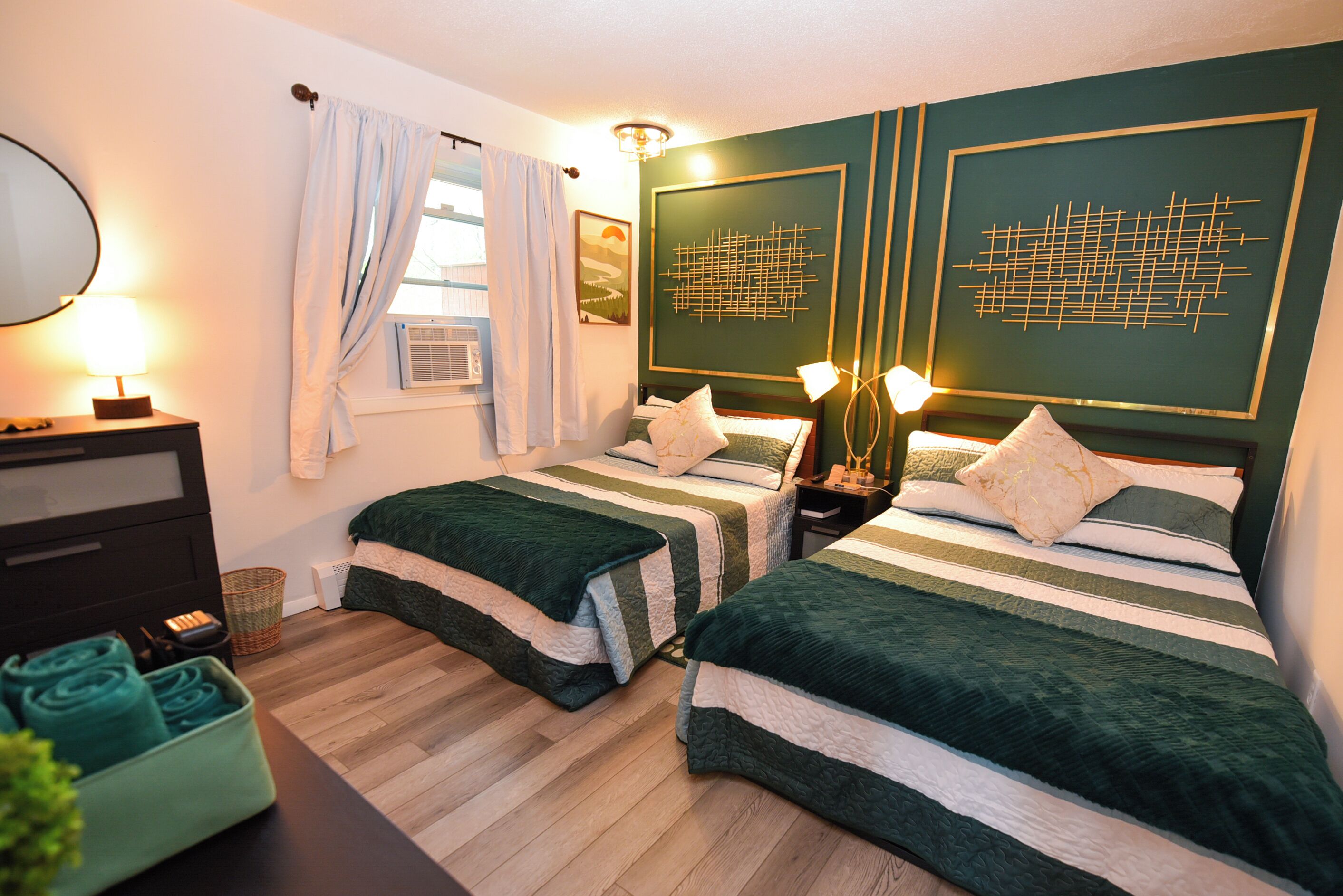 4 habitaciones, escritorio, tabla de planchar con plancha y wifi gratis 