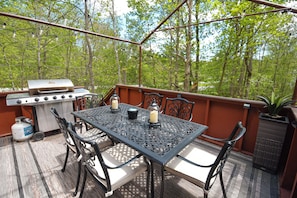 Outdoor dining - Firepit, Arcade, BBQ & Lake Nearby, Pet-Friendly Pocono Getaway (Tobyhanna)