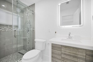 Een douche, handdoeken, toiletpapier