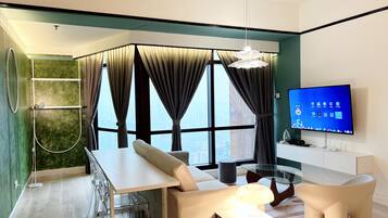 Apartment, 2 Bedrooms | Ruang tamu | 40 inci televisyen skrin rata dengan kabel