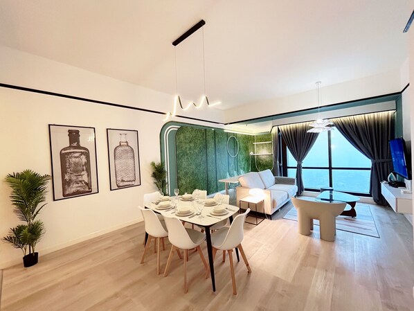 Appartement, 2 chambres | Cuisine privée | Réfrigérateur, micro-ondes, plaque de cuisson, tables à manger