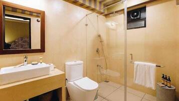 Chambre Luxe, vue jardin | Salle de bain | Douche, articles de toilette gratuits, serviettes fournies, savon