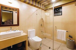 Chambre luxueuse, vue sur le jardin | Salle de bain | Douche, articles de toilette (gratuits), serviettes fournies, savon
