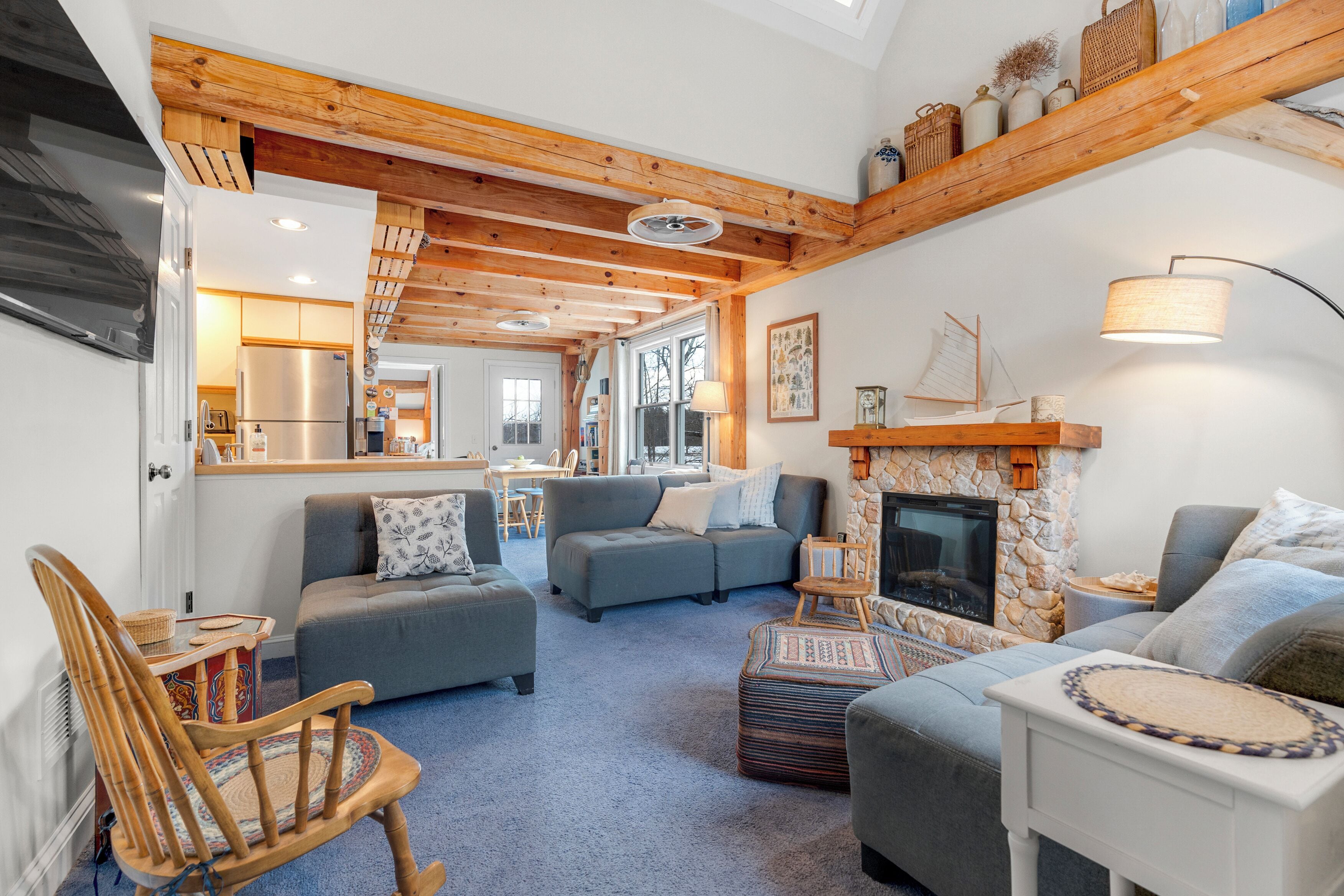 TV connectée, cheminée, livres, chaîne hi-fi