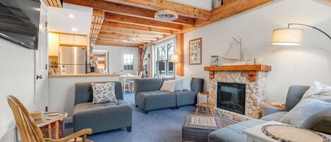 Smart-tv, een open haard, boeken en een stereo