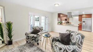 Eine moderne Wohnung mit Wohnzimmer, Küche und Essbereich.