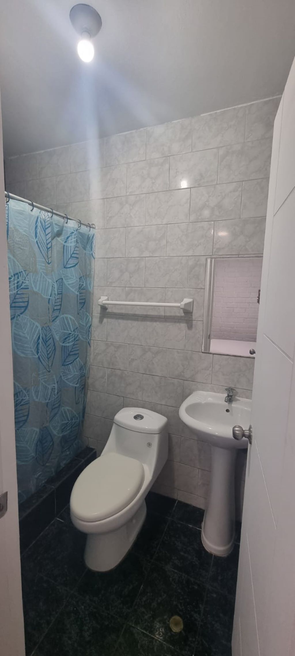 Regadera, toallas, papel de baño 