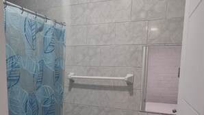 A bathroom with a toilet, sink, and shower curtain. - Hermosa casa en playa pulpos, cerca de las playas, comercial KM40 . (Punta Hermosa)