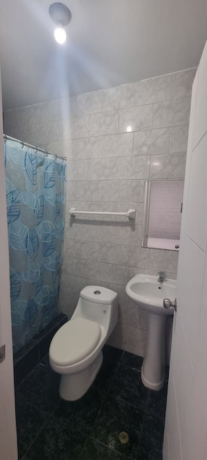 Douche, serviettes fournies, papier toilette