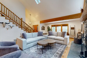 Televisión, chimenea, futbolito