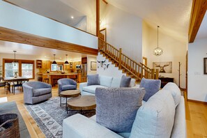 TV, fireplace, foosball - Gorgeous home w/hot tub, grill, enclosed yard, WIFI & privacy! (Whitefish)
