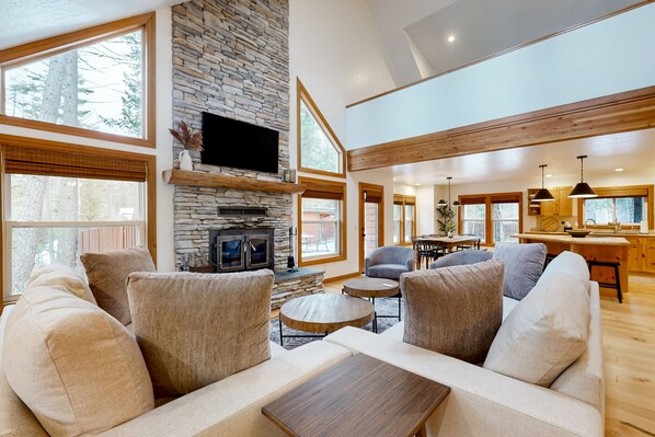 Televisión, chimenea, futbolito