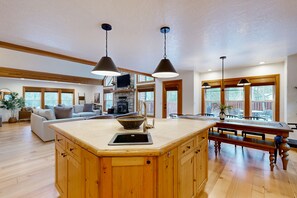 Interior - Gorgeous home w/hot tub, grill, enclosed yard, WIFI & privacy! (Whitefish)