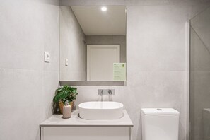 Shower, hair dryer, towels - GuestReady -  Silk Factory - 1D (Porto)