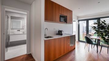 Réfrigérateur, micro-ondes, four, cafetiÚre/bouilloire