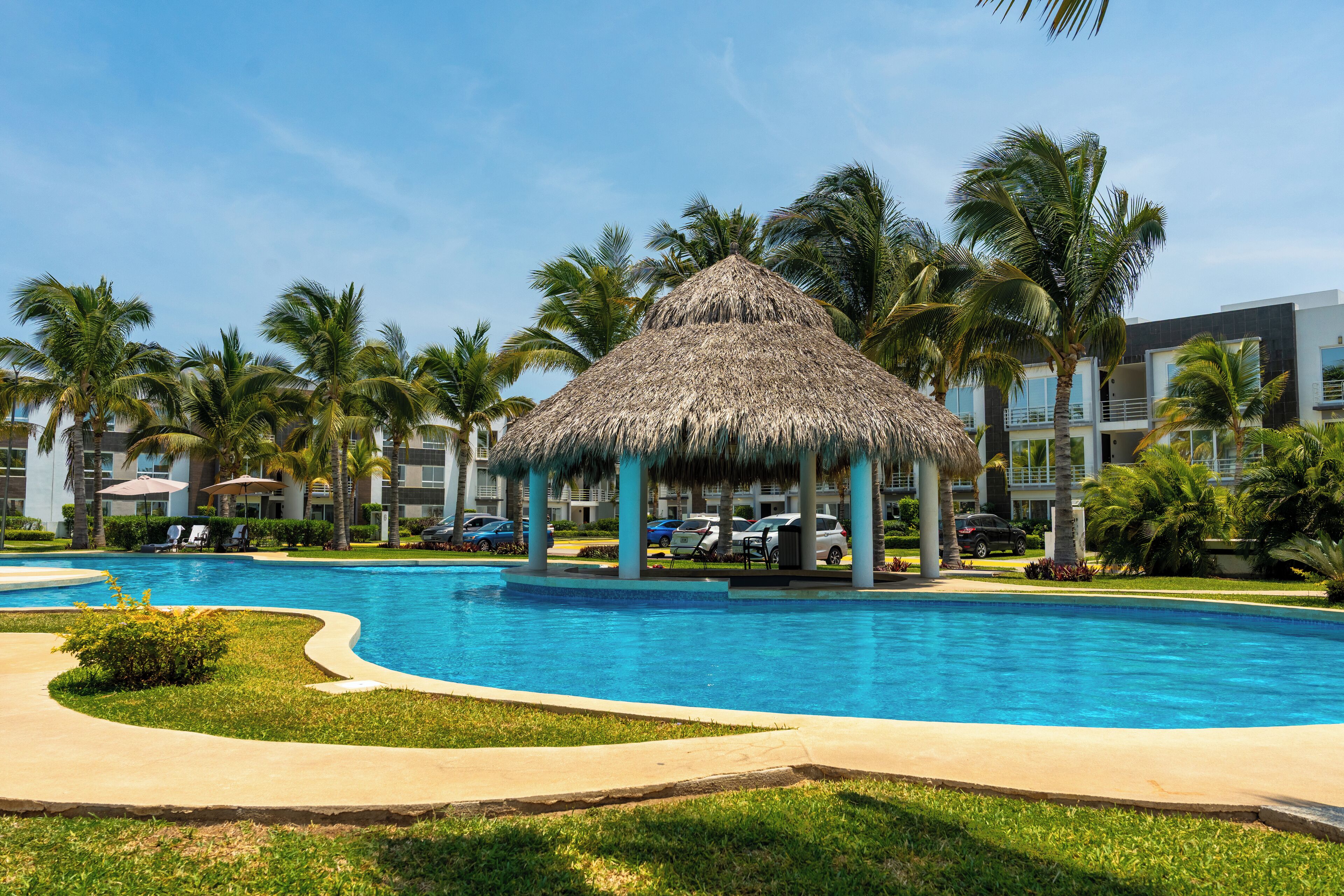Piscine extérieure, parasols de plage, chaises longues