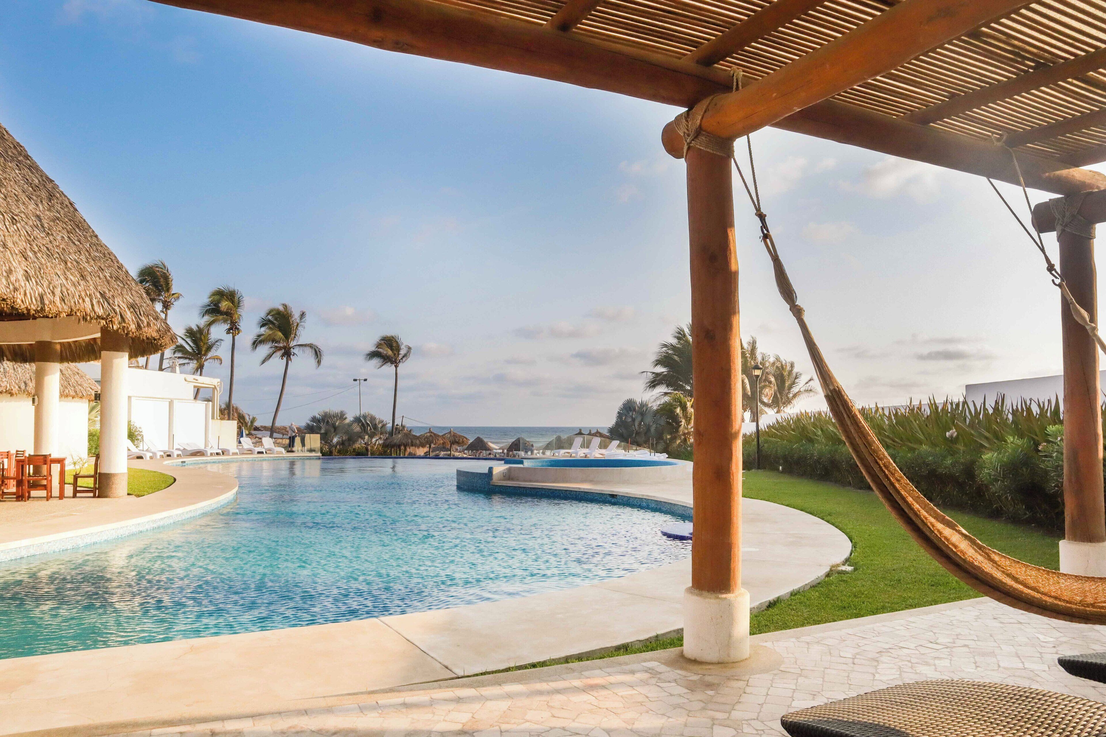 Alberca al aire libre, sombrillas en la alberca y camastros 