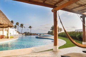 Outdoor pool, pool umbrellas, sun loungers - Dream Diamante with Beach Club (Acapulco)