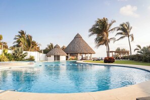 Outdoor pool, pool umbrellas, sun loungers - Dream Diamante with Beach Club (Acapulco)