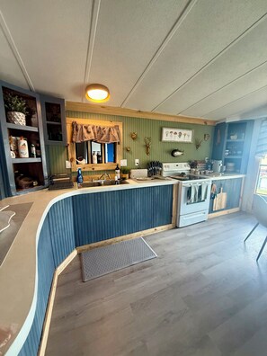 Fridge, oven, stovetop, coffee/tea maker - Charming 2-bedroom mobile home with WiFi and AC in Okeechobee (Okeechobee)