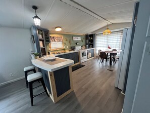 ثلاجة، فرن، موقد طهي مسطح، ماكينة لصنع القهوة/الشاي