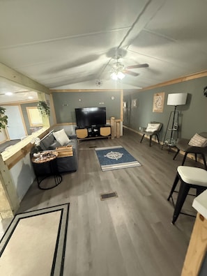 Smart TV - Charming 2-bedroom mobile home with WiFi and AC in Okeechobee (Okeechobee)