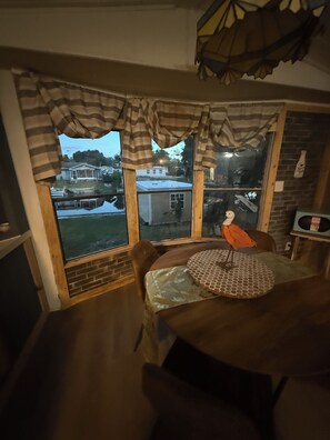 Dining - Charming 2-bedroom mobile home with WiFi and AC in Okeechobee (Okeechobee)