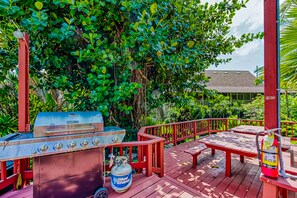 Outdoor dining - Comfortable condo in town with ocean view, lanai & pool - walk everywhere (Kailua-Kona)