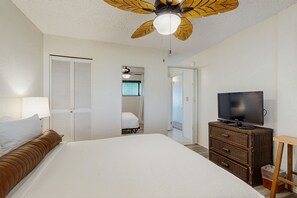 1 bedroom, internet, bed sheets - Comfortable condo in town with ocean view, lanai & pool - walk everywhere (Kailua-Kona)