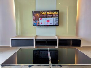 Appartement, 2 chambres | Coin séjour | Télévision de 40 pouces avec chaînes par câble